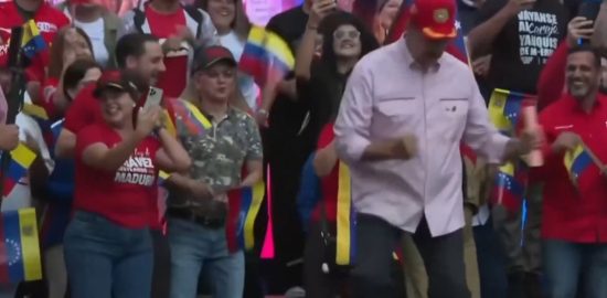 Maduro baila durante un mitin público en medio de las amenazas de EE.UU. a Venezuela
