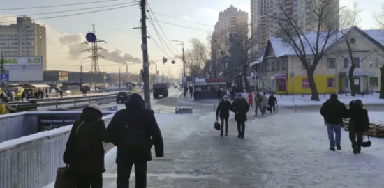 Ataques rusos dejan a gran parte de Kiev sin luz, agua y calefacción en plena ola de frío