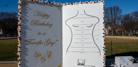 Instalan réplica de tres metros del presunto mensaje de Trump a Epstein en explanada de Washington