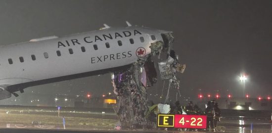 Mueren dos pilotos en choque entre un avión y un camión de bomberos en Aeropuerto de Nueva York