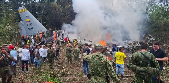 Suben a 8 los muertos y 83 los heridos tras accidente de avión militar en Colombia