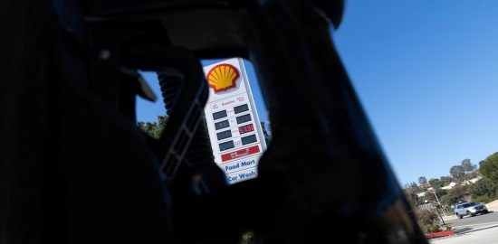 Gobierno de EE.UU. estudia suspender impuesto a la gasolina por aumento del combustible